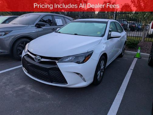 Super White 2017 Toyota Camry SE