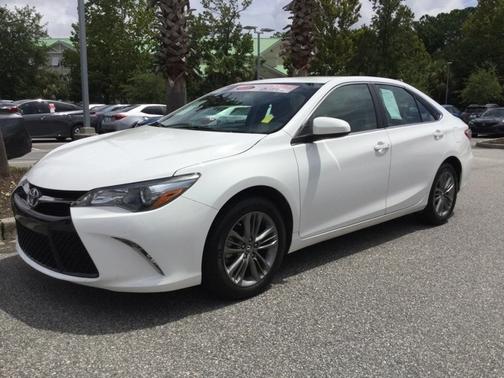 Super White 2017 Toyota Camry SE