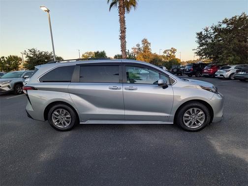 2021 Toyota Sienna LE