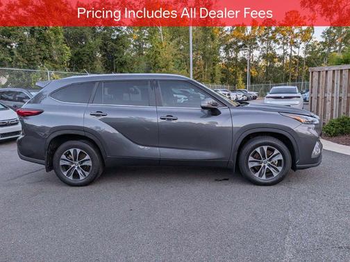 Magnetic Gray Metallic 2023 Toyota Highlander XLE