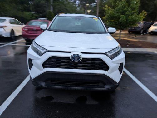 Ice Cap 2024 Toyota RAV4 Hybrid XLE