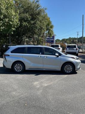 2025 Toyota Sienna XLE 8 Passenger