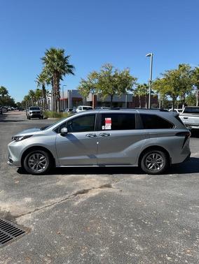 2025 Toyota Sienna XLE 8 Passenger