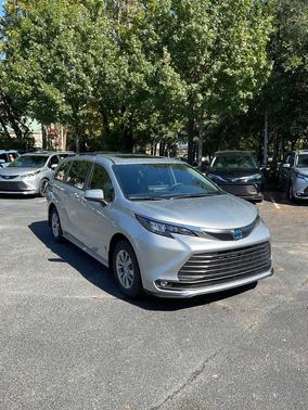 2025 Toyota Sienna XLE 8 Passenger