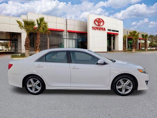 Super White 2013 Toyota Camry SE