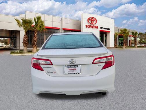 Super White 2013 Toyota Camry SE
