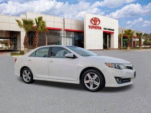 Super White 2013 Toyota Camry SE