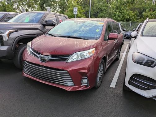 2020 Toyota Sienna XLE