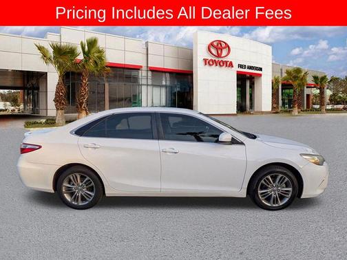 Super White 2017 Toyota Camry SE