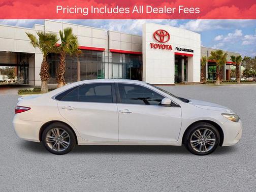 Super White 2017 Toyota Camry SE