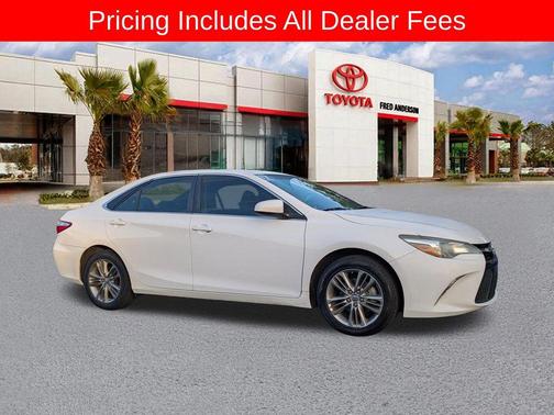 Super White 2017 Toyota Camry SE