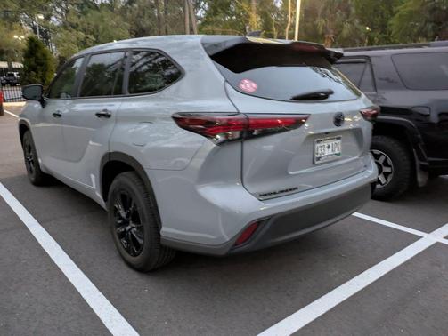 Cement 2024 Toyota Highlander Hybrid LE