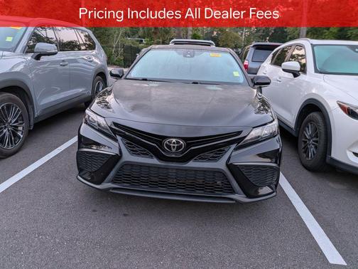 Midnight Black Metallic 2022 Toyota Camry SE