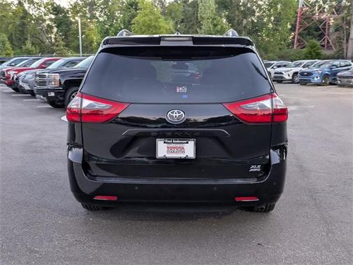 2020 Toyota Sienna XLE