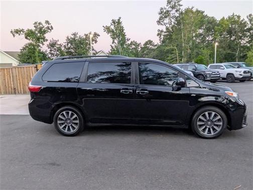 2020 Toyota Sienna XLE
