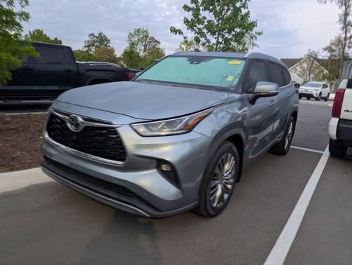 Moon Dust 2022 Toyota Highlander Platinum