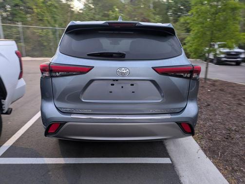 Moon Dust 2022 Toyota Highlander Platinum
