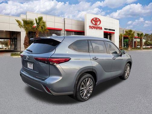 Moon Dust 2022 Toyota Highlander Platinum