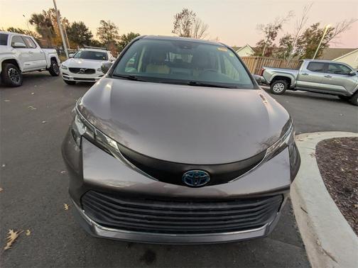 2021 Toyota Sienna XLE 8 Passenger