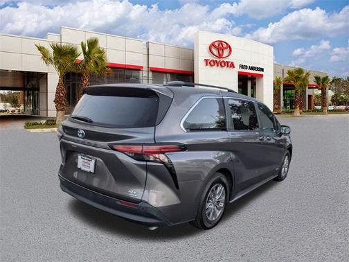 2021 Toyota Sienna XLE 8 Passenger