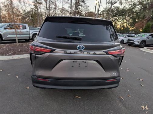 2021 Toyota Sienna XLE 8 Passenger