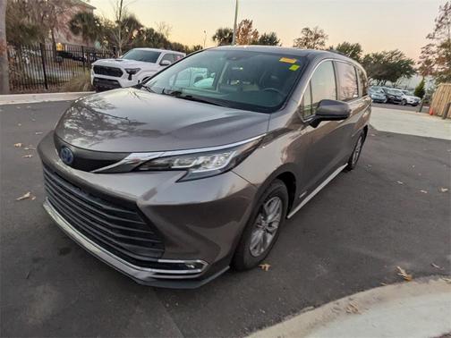 2021 Toyota Sienna XLE 8 Passenger