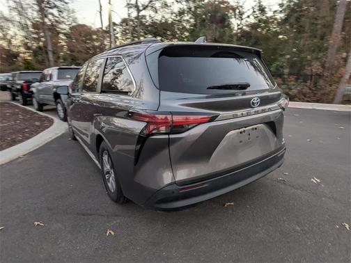 2021 Toyota Sienna XLE 8 Passenger