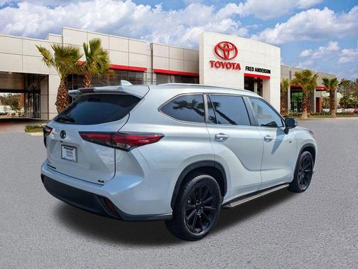 Wind Chill Pearl 2023 Toyota Highlander XLE