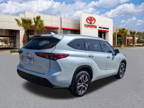 Wind Chill Pearl 2022 Toyota Highlander XLE