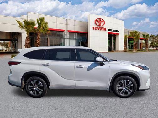 Wind Chill Pearl 2022 Toyota Highlander XLE