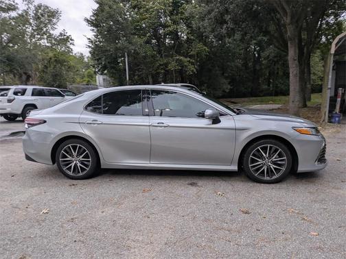 2023 Toyota Camry Hybrid XLE
