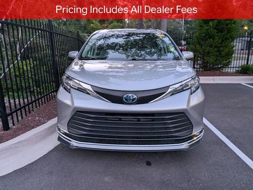 Celestial Silver Metallic 2023 Toyota Sienna XLE