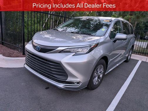 Celestial Silver Metallic 2023 Toyota Sienna XLE