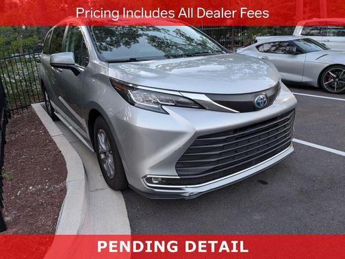 Celestial Silver Metallic 2023 Toyota Sienna XLE