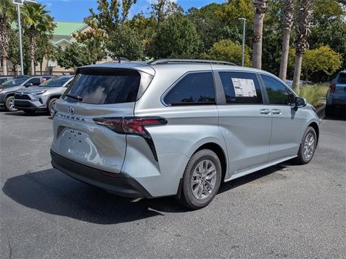 2025 Toyota Sienna LE