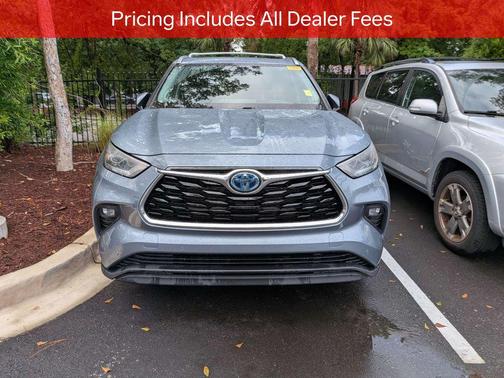 Moon Dust 2023 Toyota Highlander Hybrid Limited