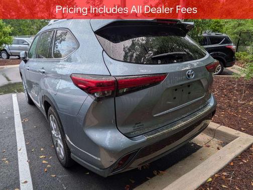 Moon Dust 2023 Toyota Highlander Hybrid Limited
