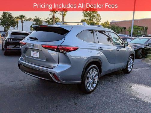 Moon Dust 2023 Toyota Highlander Hybrid Limited