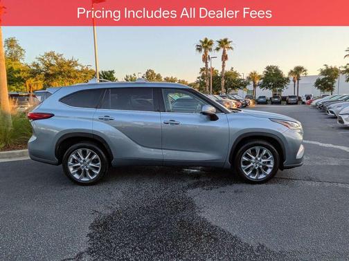 Moon Dust 2023 Toyota Highlander Hybrid Limited