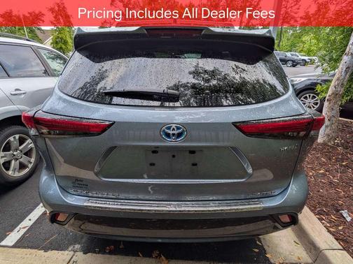 Moon Dust 2023 Toyota Highlander Hybrid Limited