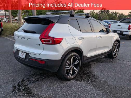 Crystal White Metallic 2022 Volvo XC40 T5 R-Design