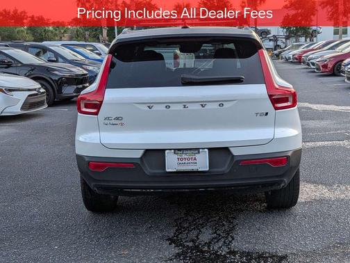 Crystal White Metallic 2022 Volvo XC40 T5 R-Design