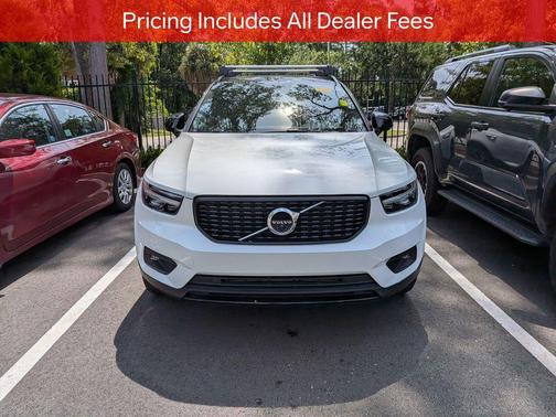 Crystal White Metallic 2022 Volvo XC40 T5 R-Design