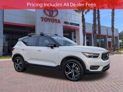 Crystal White Metallic 2022 Volvo XC40 T5 R-Design