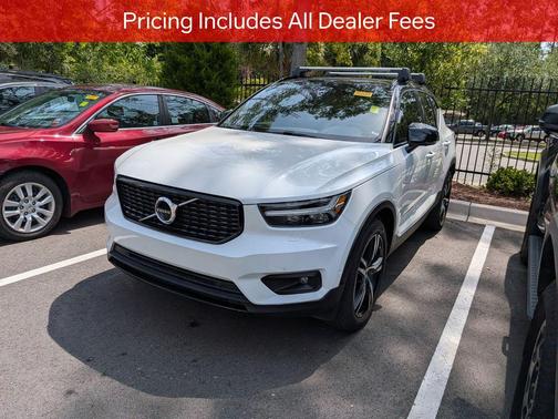 Crystal White Metallic 2022 Volvo XC40 T5 R-Design