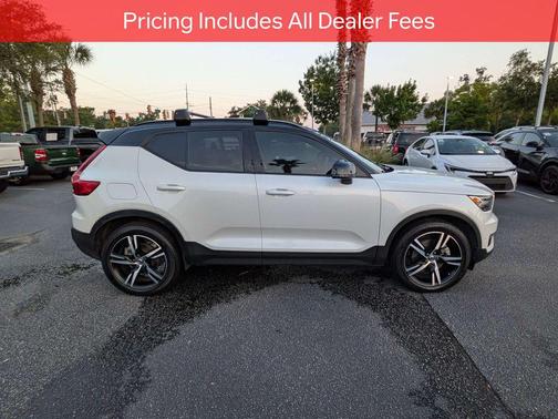 Crystal White Metallic 2022 Volvo XC40 T5 R-Design