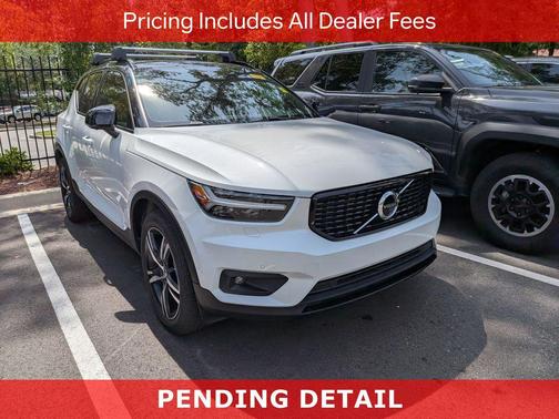 Crystal White Metallic 2022 Volvo XC40 T5 R-Design