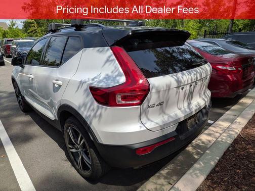 Crystal White Metallic 2022 Volvo XC40 T5 R-Design