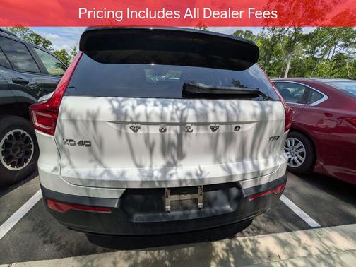 Crystal White Metallic 2022 Volvo XC40 T5 R-Design