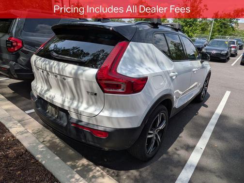 Crystal White Metallic 2022 Volvo XC40 T5 R-Design